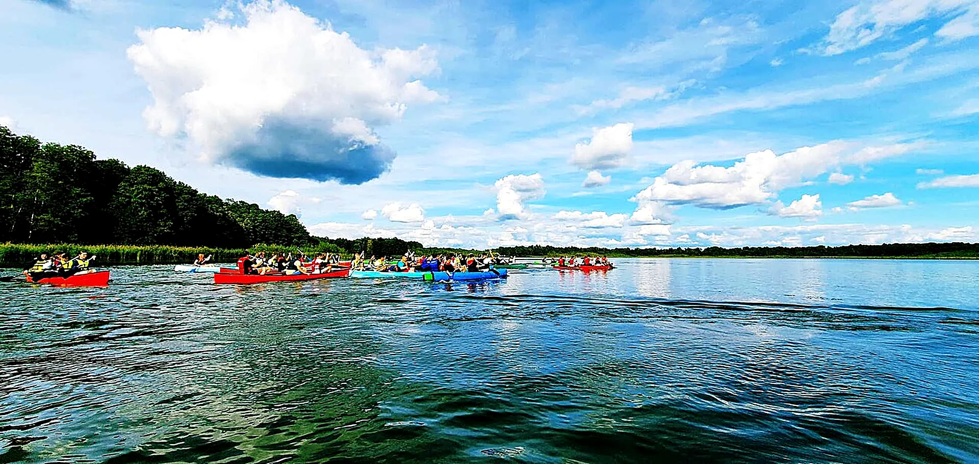 Weite Wasserlandschaft mit Booten
