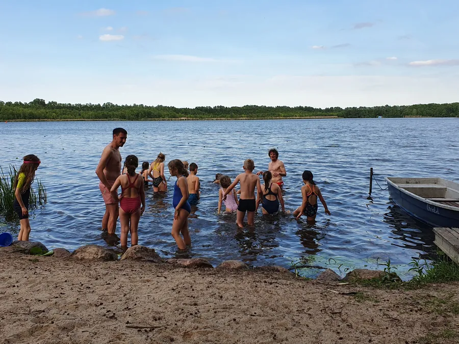 Badestelle am Wolziger See, Gruppe geht ins Wasser
