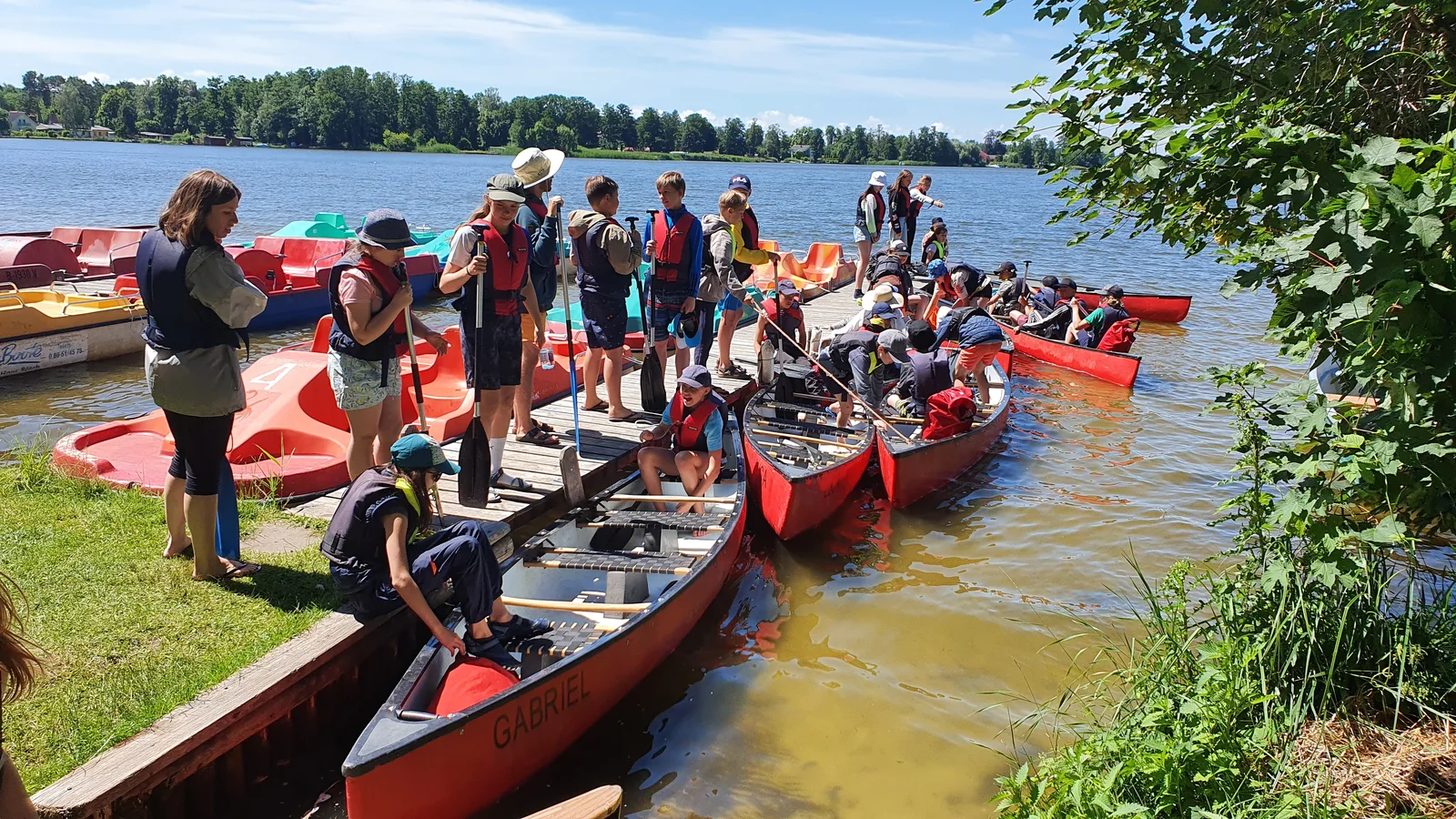 Boote werden am Ufer beladen