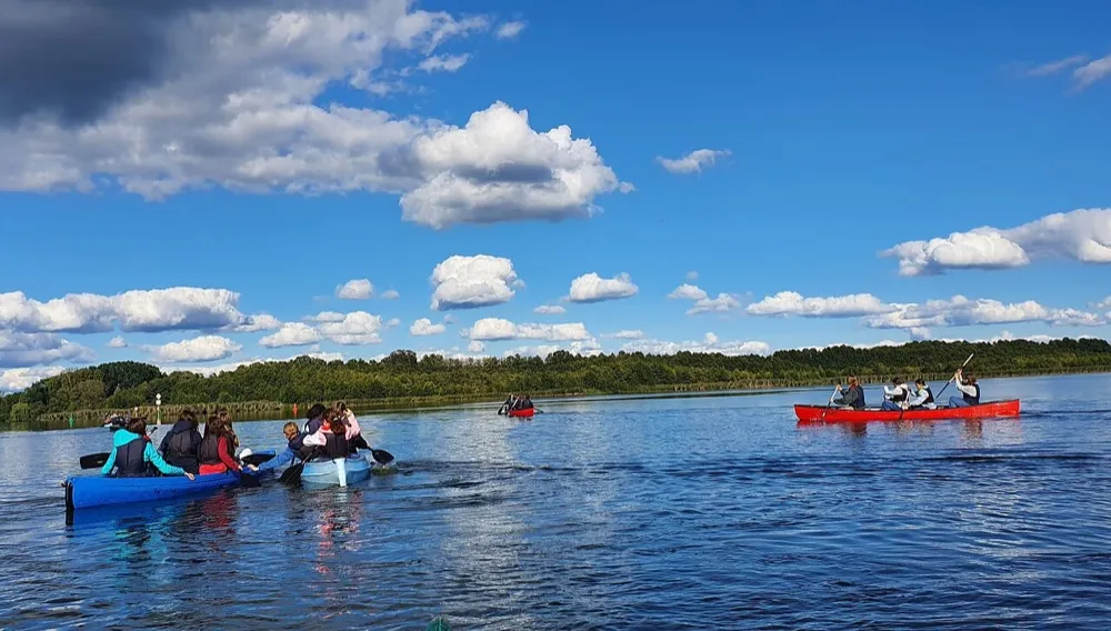 Schulklasse beim Kanu-Wasserwandern