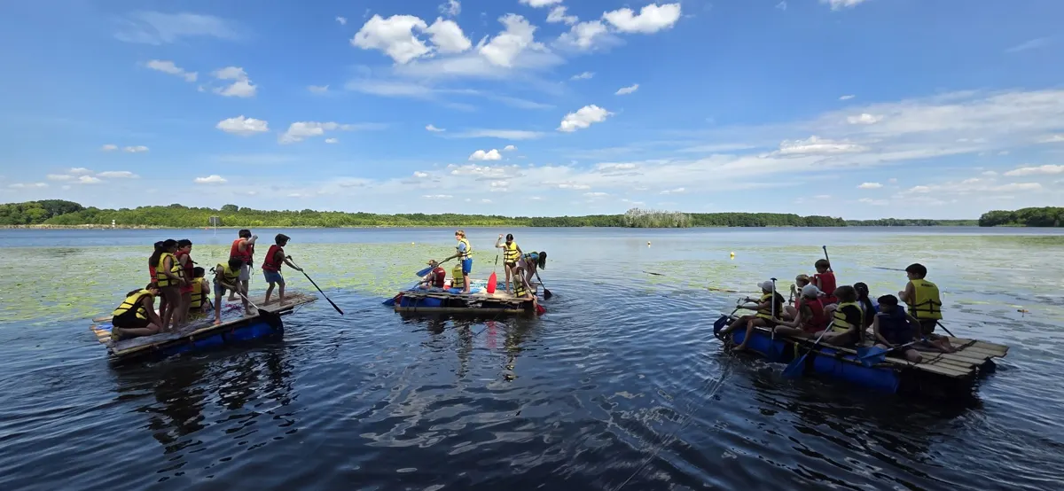 Selbstgebaute Flöße auf dem See