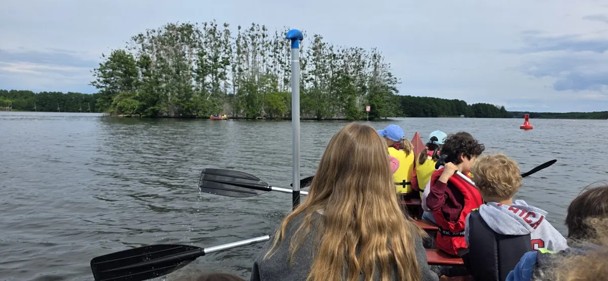 Mannschaftskanadier vor der Insel