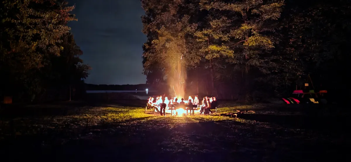 Lagerfeuer in der Nacht am See