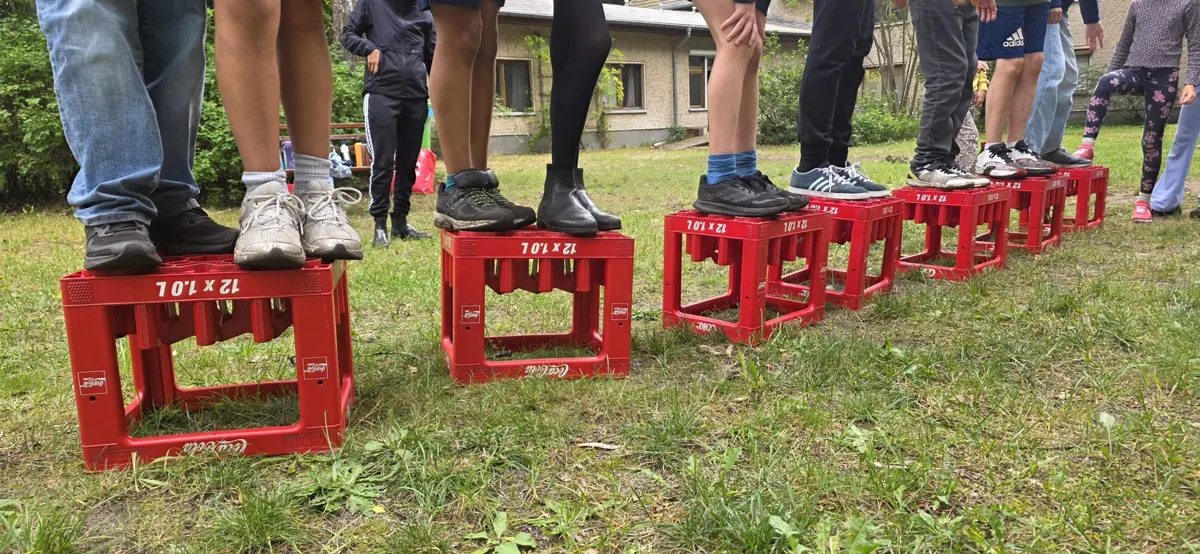 Teamaufgabe auf den Kisten